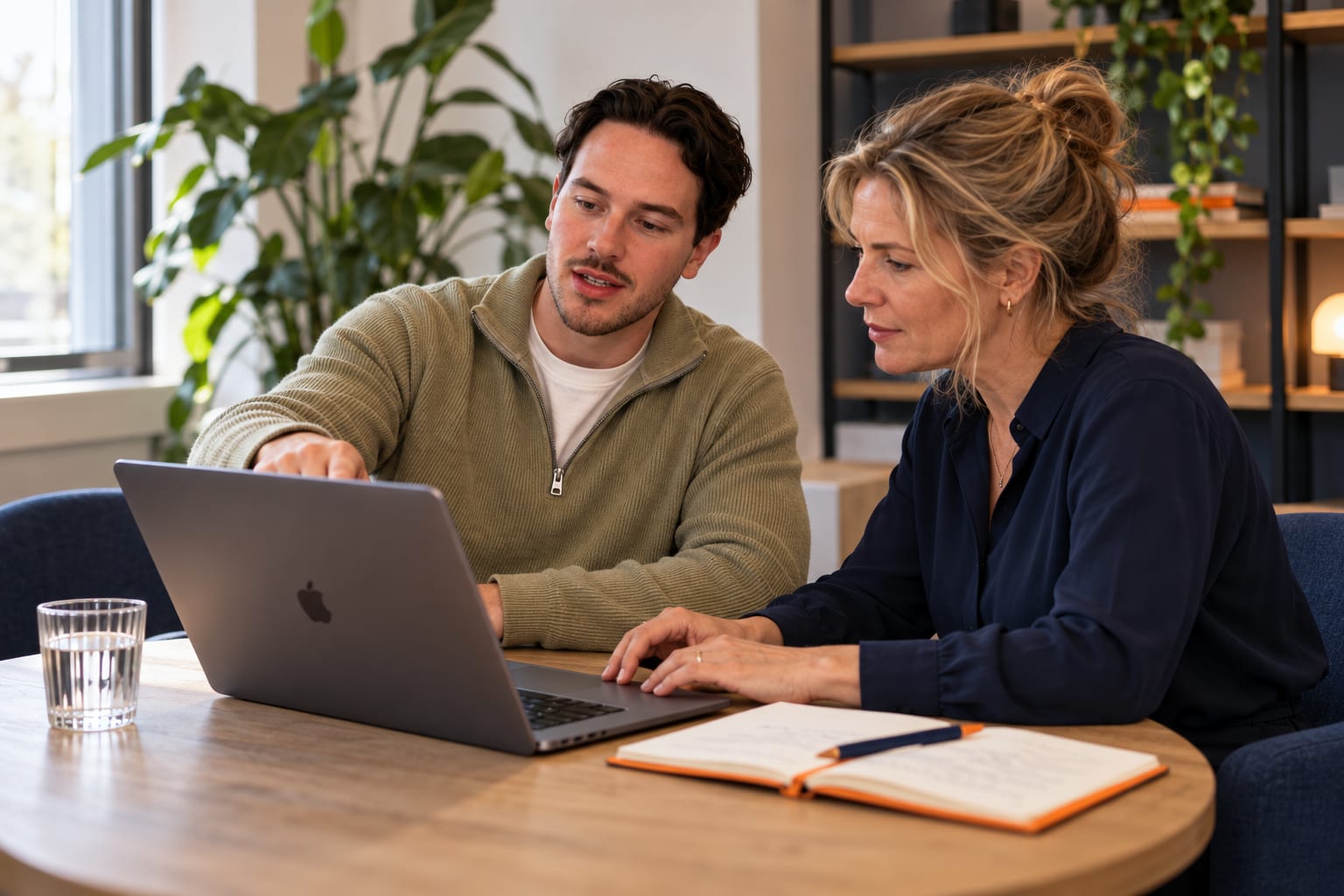 AI-illustratie van Nick die een ondernemer begeleidt aan een laptop.