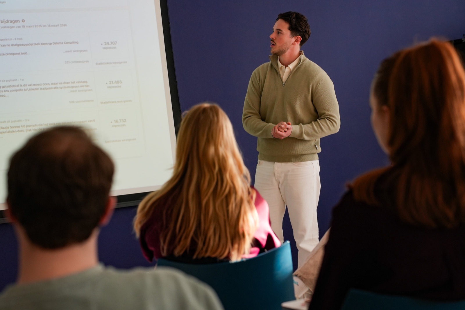 Nick geeft een AI-presentatie aan een bedrijfsteam